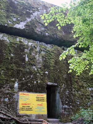 Ein noch erhaltener Bunker der Wolfsschanze bei Rastenburg in Ostpreußen